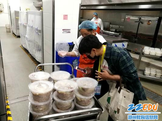 05 家委会检查午餐并拍照_副本