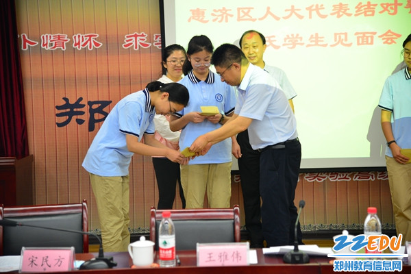 受助学生依次上台接受资助