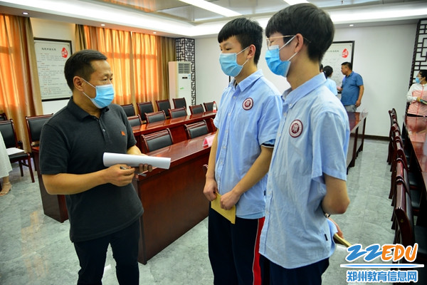惠济区人大代表与受助学生进行亲切交谈