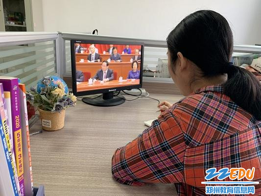 杨萌老师正在电脑上观看表彰大会