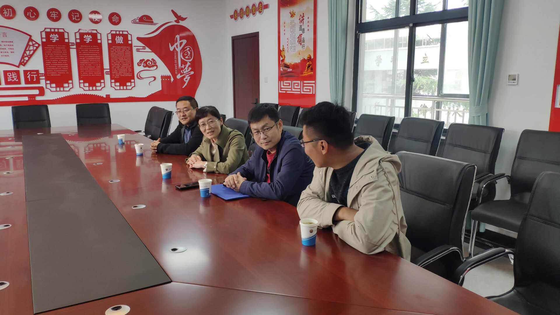 刘主席对曲海胜老师提出殷切期望.jpg