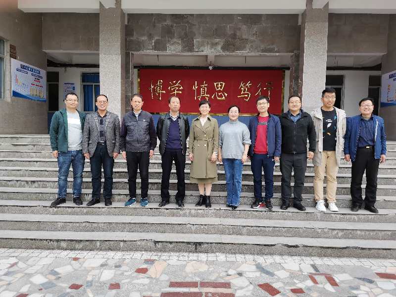 学校领导与支教老师合影.jpg