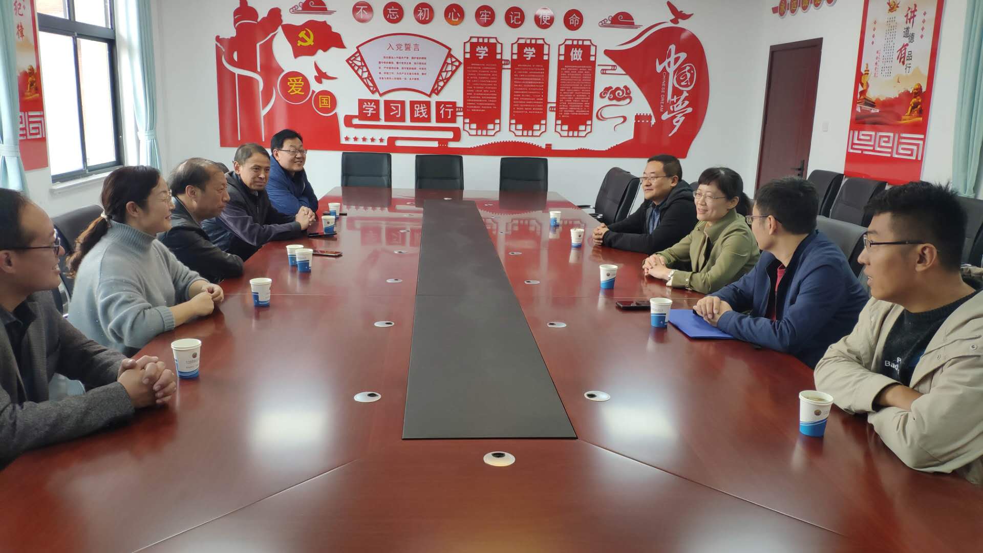 座谈会上两校领导亲切交流.jpg