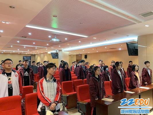 在嘹亮的团歌中拉开帷幕