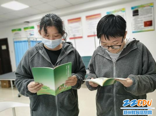 为同学们发放的健康教育手册