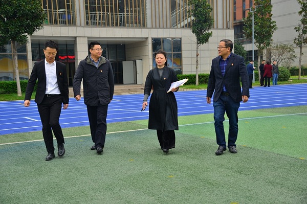 省级文明校园检查组走进实验高中.jpg