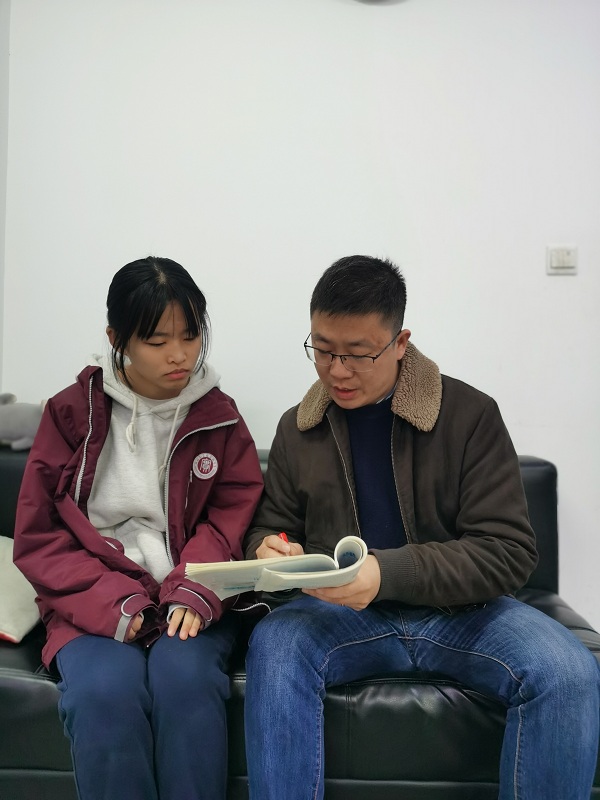 教师辅导学生 (2).jpg