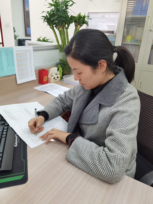 徐瑞丽老师在填写考核登记表.jpg