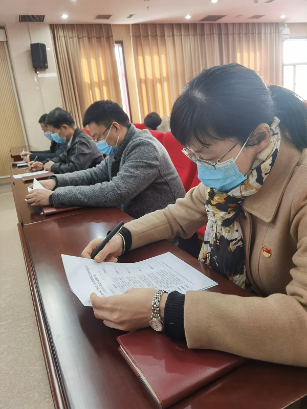 与会人员填写考核表.jpg