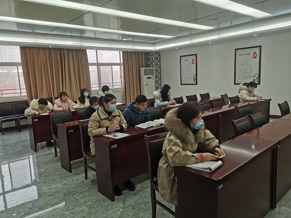老师们认真旁听.jpg