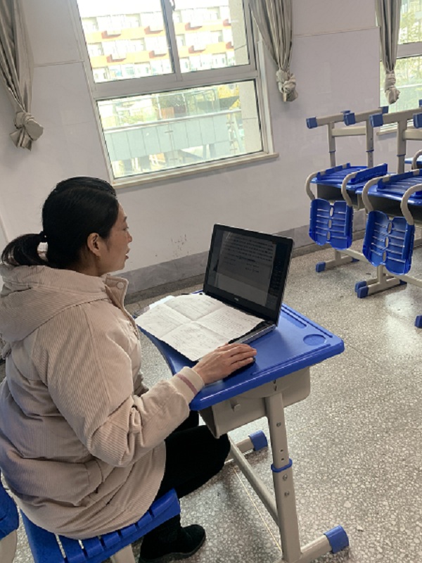 李新鸽老师坚守空荡荡的教室.jpg