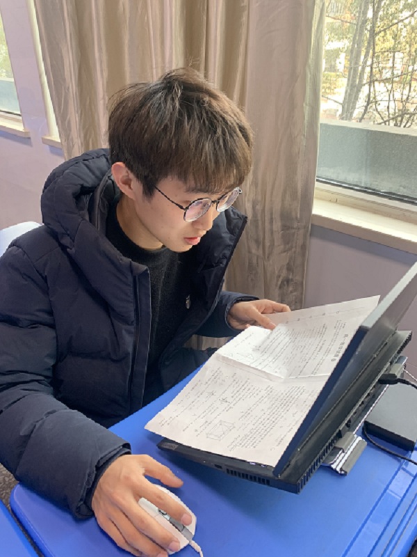青年教师李凌崤首次体验网络授课.jpg