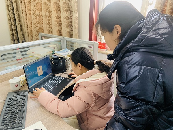 语文组老师在办公室相互学习直播技巧.jpg