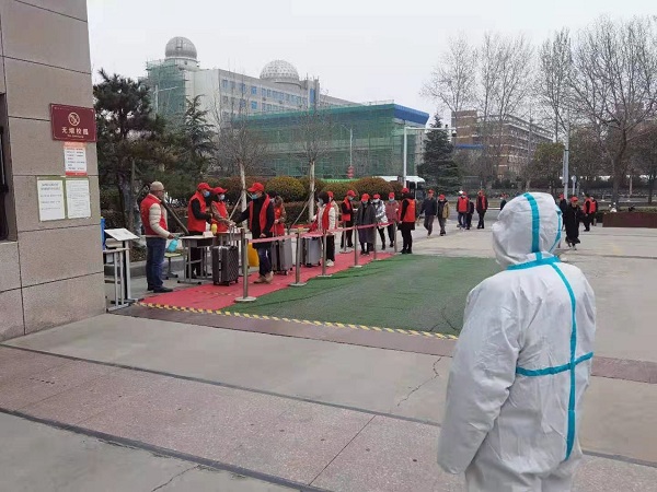 教师模拟学生进校门.jpg