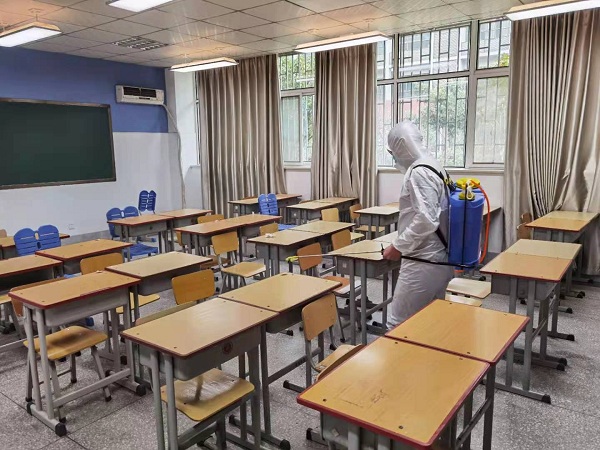 教室内进行消杀.jpg