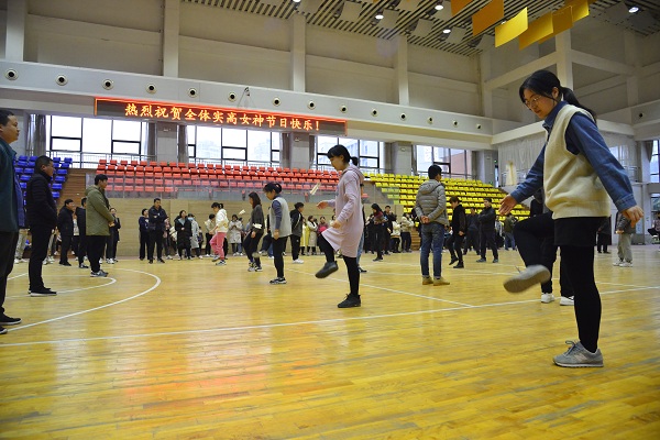 踢毽子比赛.jpg
