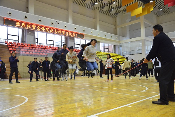 整齐划一的跳大绳比赛.jpg