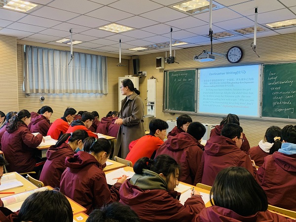 英语组李静老师向学生们提问.jpg