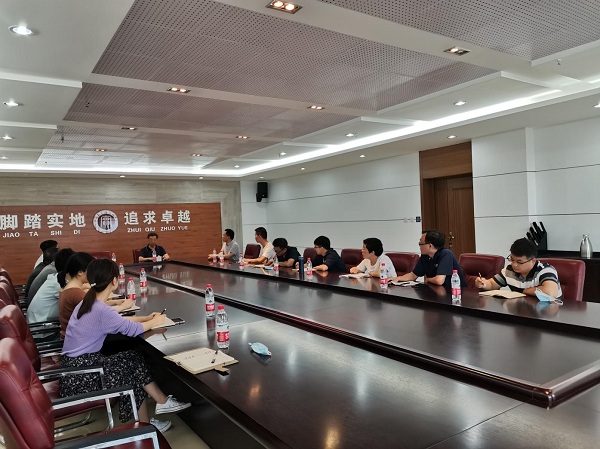 学校领导邀请专家指导教学设计.jpg
