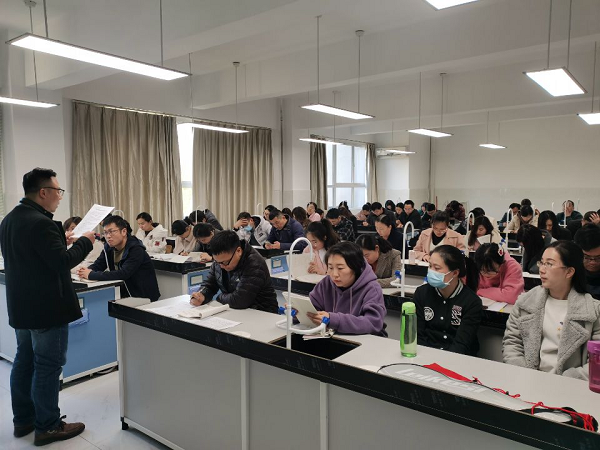安宾宾老师带领高二年级老师交流研讨.jpg