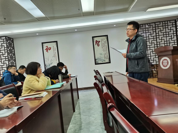 关若飞老师带领高三年级教师学校文件精神.jpg