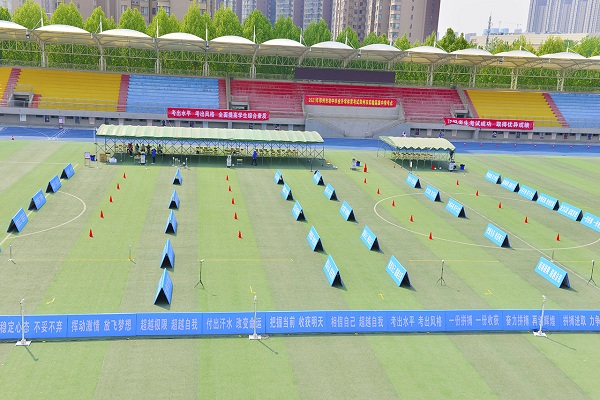 宽阔平整的足球运球场地.jpg