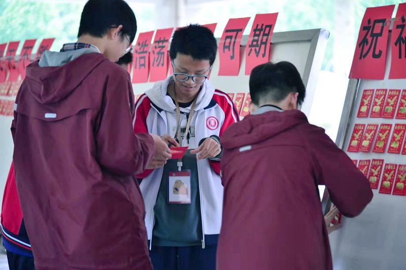 高三学子打开祝福红包.jpg