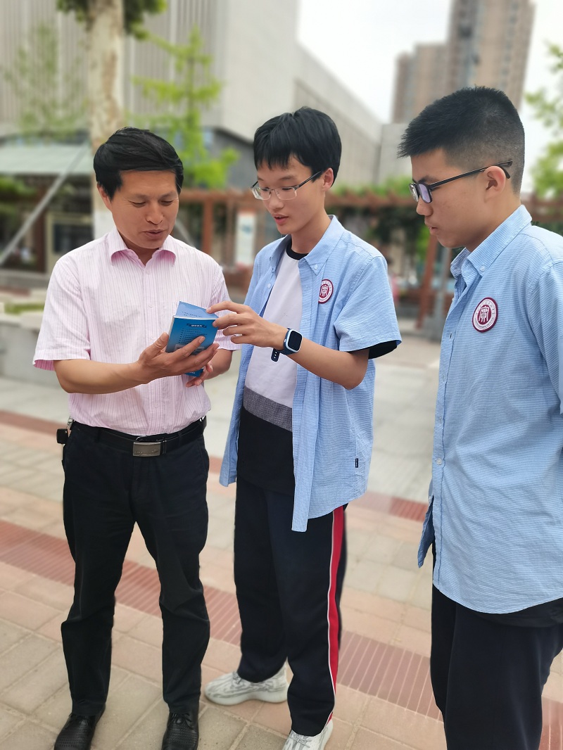 倾心社成员给陈书记发心理健康手册.jpg