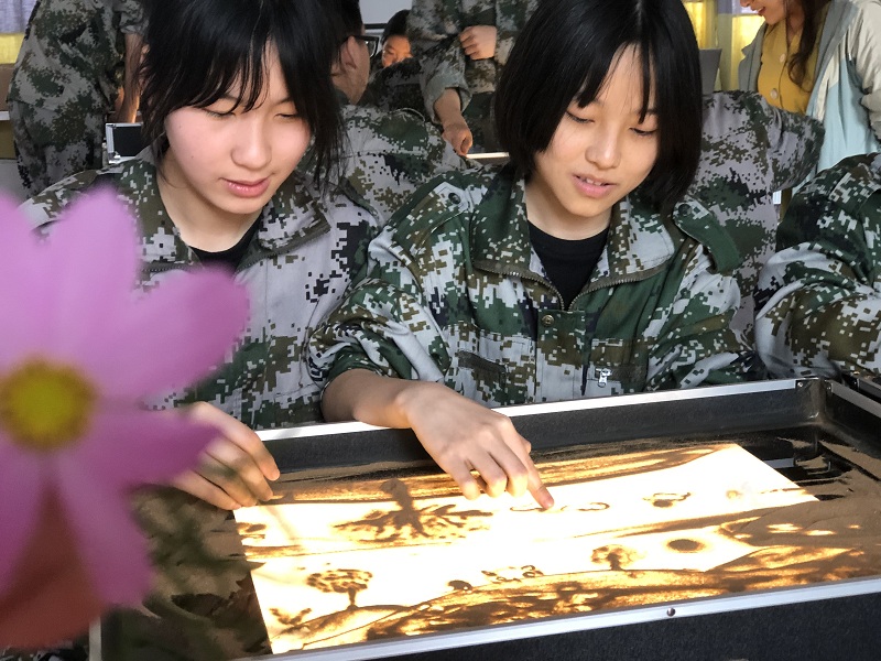 3.同学们体验沙画创作.jpg