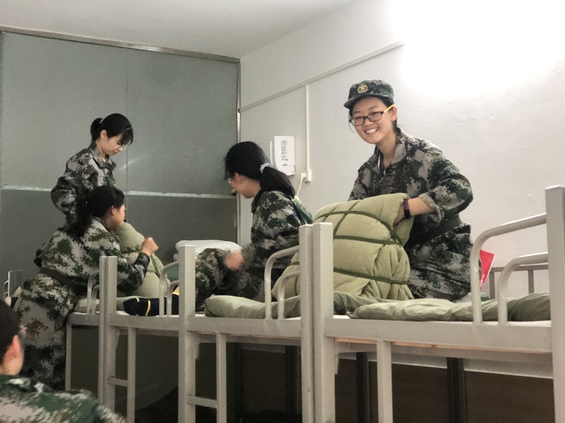 5.学打行军被.jpg