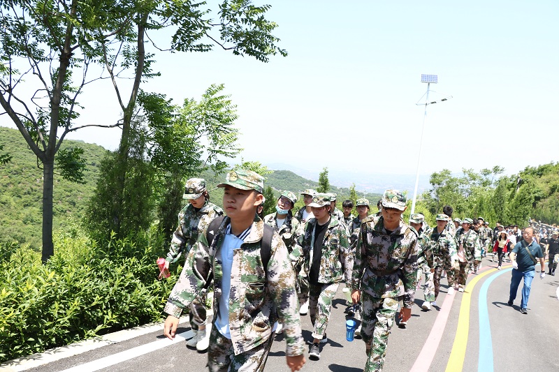 6.师生重温长征路.JPG
