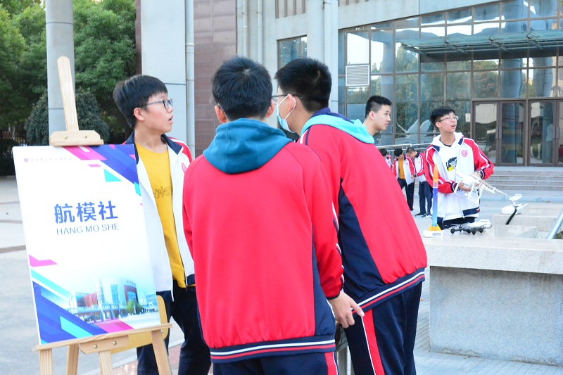 同学们咨询航模社.JPG