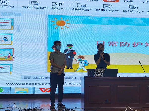 郑州人民医院“郑医健康驿站”杨巧丽医生在会上为大家做了日常生活疫情防控知识培训.jpg