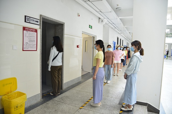 志愿者们排队如厕.JPG