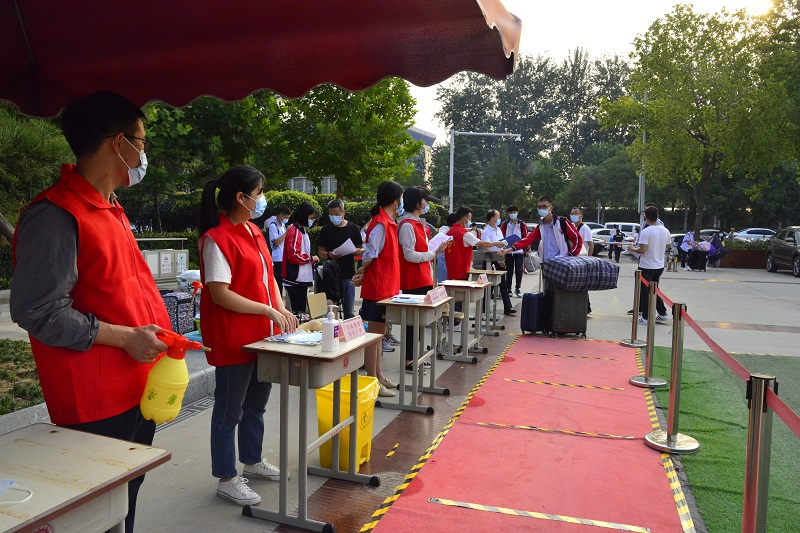 老师们准备就绪迎接同学们的到来.JPG