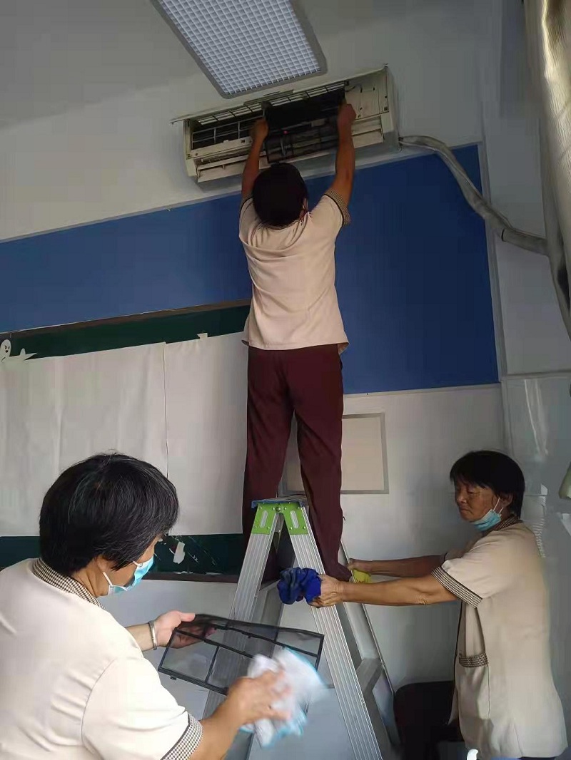保洁人员对空调进行清洗、消毒.jpg