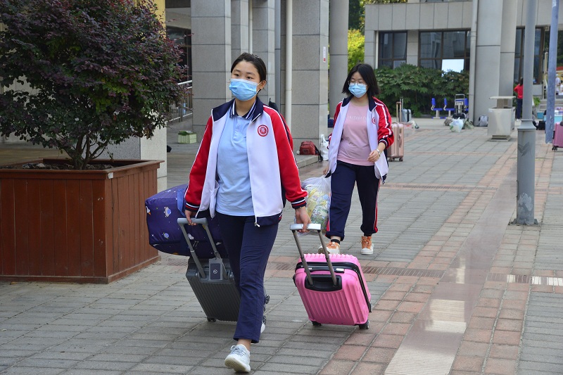 经过门口层层检测学生有序进入校园.JPG
