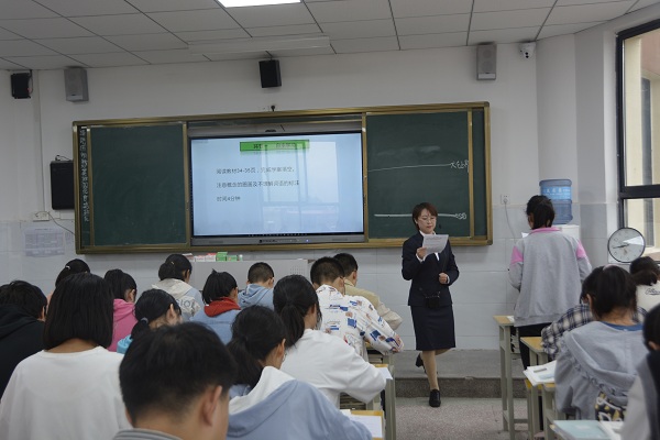 两校老师同台竞技.JPG
