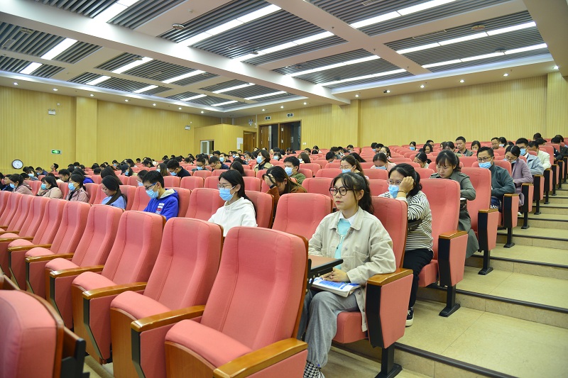 老师们专心听取报告.JPG