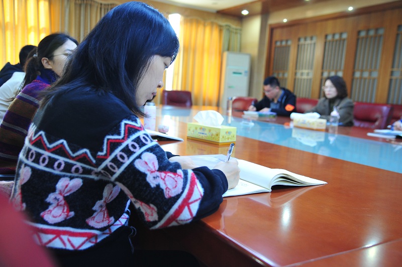 陈若冰老师专心做笔记.JPG