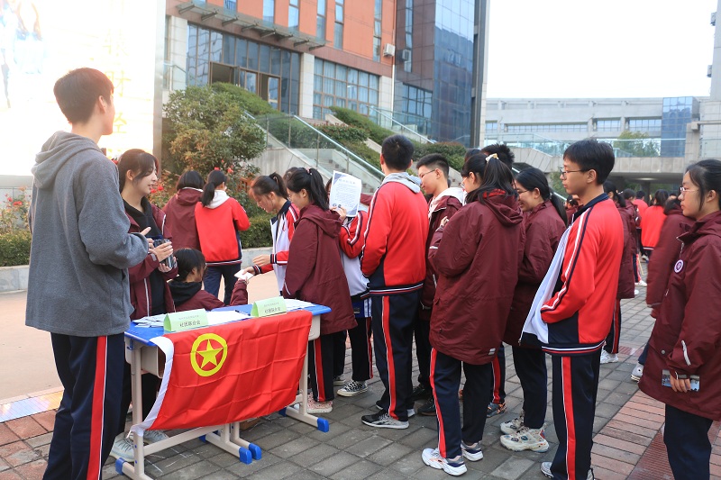 图8集齐内容领小礼品.JPG