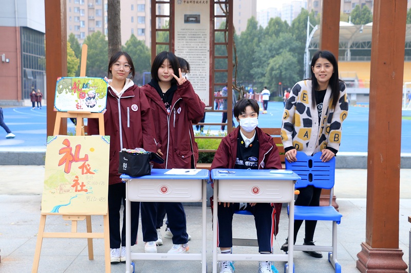 礼仪社团招新现场.JPG