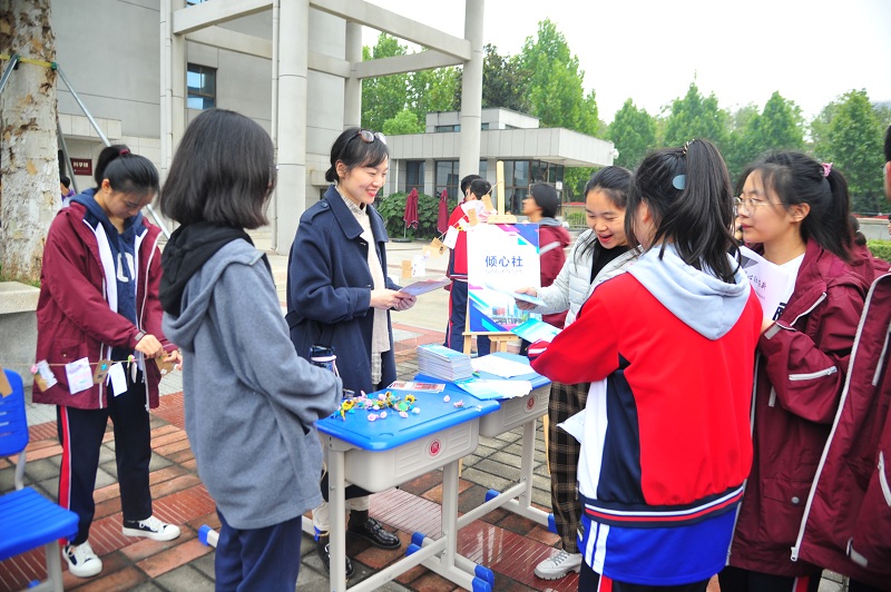 倾心社老师为学生发放宣传册.JPG
