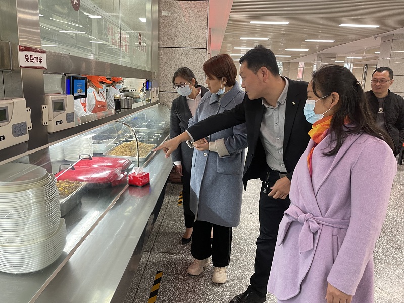 餐厅负责人带领家委会成员参观熟食区.jpg