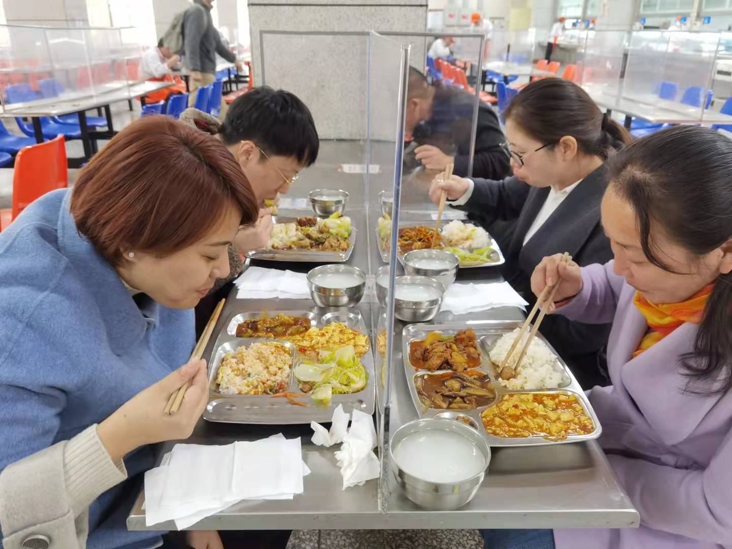 家委会成员品尝餐厅饭菜.jpg
