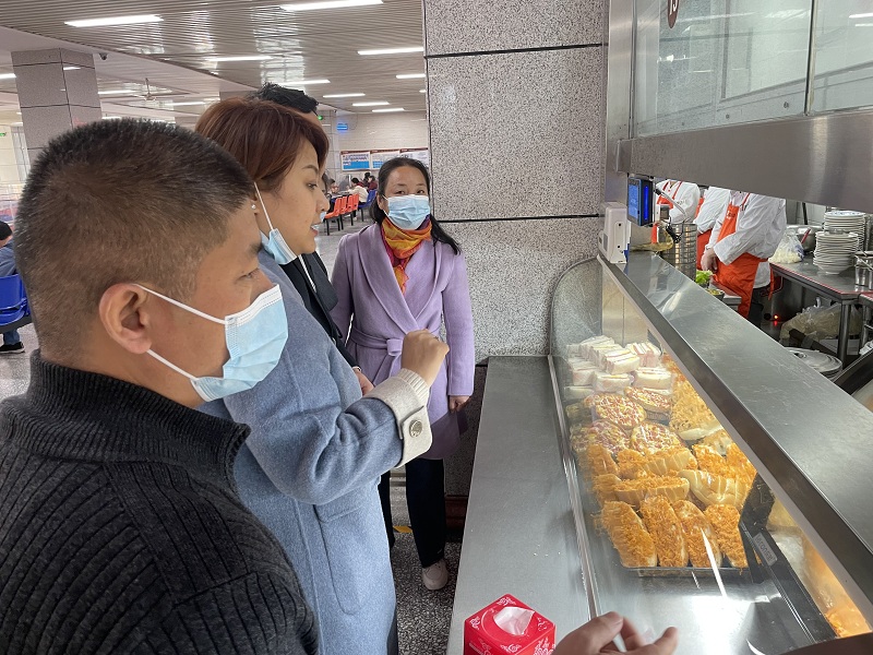 家委会成员参观甜品区.jpg