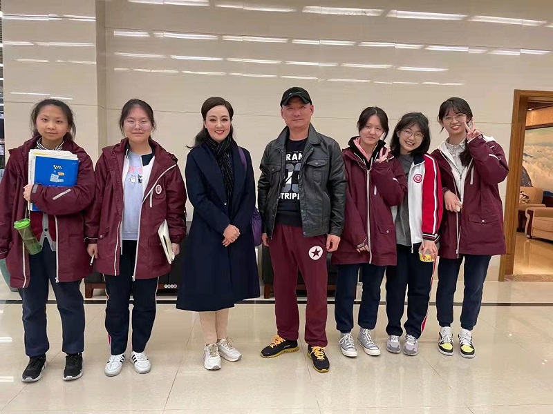“小戏迷们”与演出人员合影留念.jpg