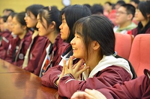 同学们看的如痴如醉.jpg
