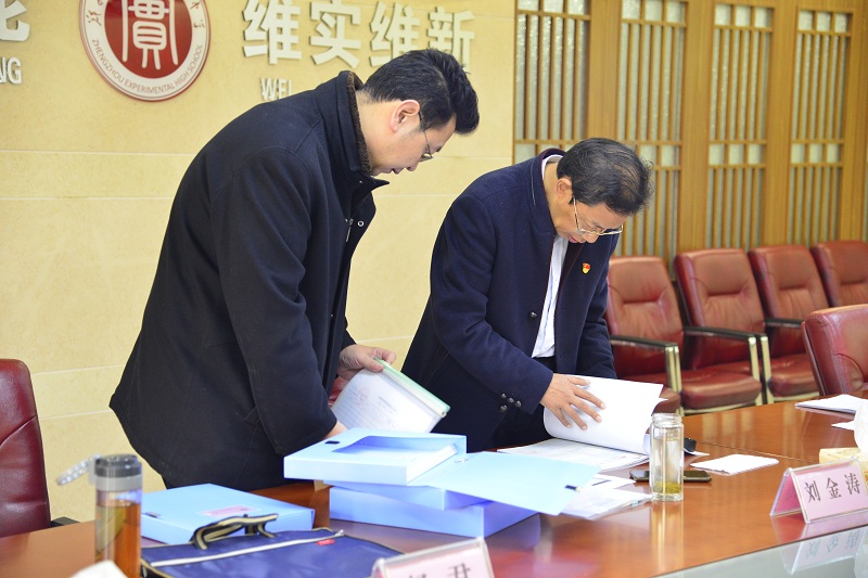 总务主任陈渊陪检查组成员检查材料.JPG