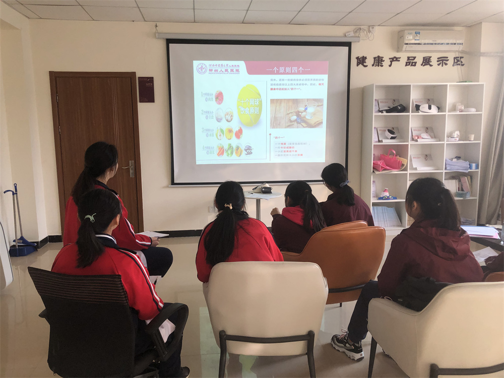 同学们认真听课.jpg